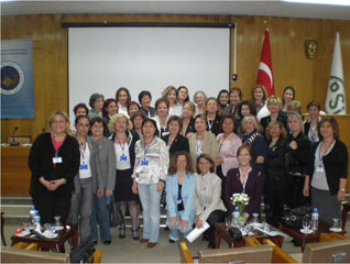 10 - 12 Nisan 2009 tarihleri arasnda Derneimiz Genel Merkezince dzenlenen ubeler Toplants iin Adanaya ubemizi temsilen Bakan Yasemin Dnmez , Ynetim Kurulu yesi Nejla Yldz ve yemiz        Prof. Dr. Gnay Atalayer katlmtr.