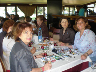 12 Mays 2007 Cumartesi gn bizim iin youn bir gnd. leden nce; derneimizin Kk amlca  Bankas Sosyal Tesislerinde yelerimizin istei zerine tekrar brunch dzenledik. Sayn Bakanmz B.GKYAY DA programmza katlarak, isteyen yelerimize rozetlerini takmtr. OPET Ynetim Kurulu yesi Sayn Nurten ztrk bizleri krmayarak, davetimizi kabul etmi ve bizlere OPETin Sosyal Sorumluluk Projelerini anlatmtr. leden sonra ise karde ubemiz Bakrkyn Genel Kuruluna katldk, akam ise Florya Atatrk Deniz Kknde hep birlikte Bakrky b.nin kuruluunu kutladk. 