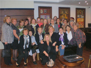14 Kasm 2009 gn ubemizce dzenlenen yelerimizle gerekletirdiimiz le yemeinde Konumac konuumuz Derneimiz yesi Prof.Dr. Gzin DLEN Osteoporoz ve Korunma yollarn anlatlmtr.