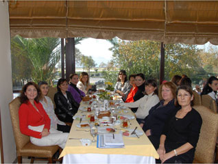 17 Aralk 2007 gn de Zeytin Dal Restoran da yine sabah kahvaltsnda bir araya gelerek yelerimizle almalarmz gzden geirdiimiz fikir alveriinde bulunduumuz gayet neeli geen bir kahvalt sonras eitim,bilim,burs,evre komisyonlarn ilgi duyan arkadalarmz seerek oluturduk 