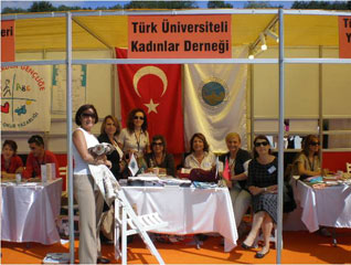 25  27 Eyll 2009 tarihleri arasnda dzenlenmi olan Genel Merkez olarak katlm salanan Sivil Sesler Festivaline stand sorumlusu olarak ubemizi temsilen 2 gn Yasemin Dnmez , Hatice Nalbant , Emel Kutlu katlarak festivale katlanlara derneimiz hakknda bilgi vermiler , derneimizin brrlerini datmlardr.