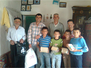 Sen Giymesen de ben giyerim ikinci el giysi toplama projemiz , okullardan gelen talepler nedeniyle devam etmektedir . Kars/Arpa�ay K�ra� K�y� �ehit Ercan G�k�ek �lk��retim okulu ve Kahramanmara�/ Af�in Mustafa Kemal �lk��retim okulu ile B�y�ktatlar k�y� lisesine giysi ve k�rtasiye yard�m�  yap�lm�� ve yap�lmaya devam edilmektedir